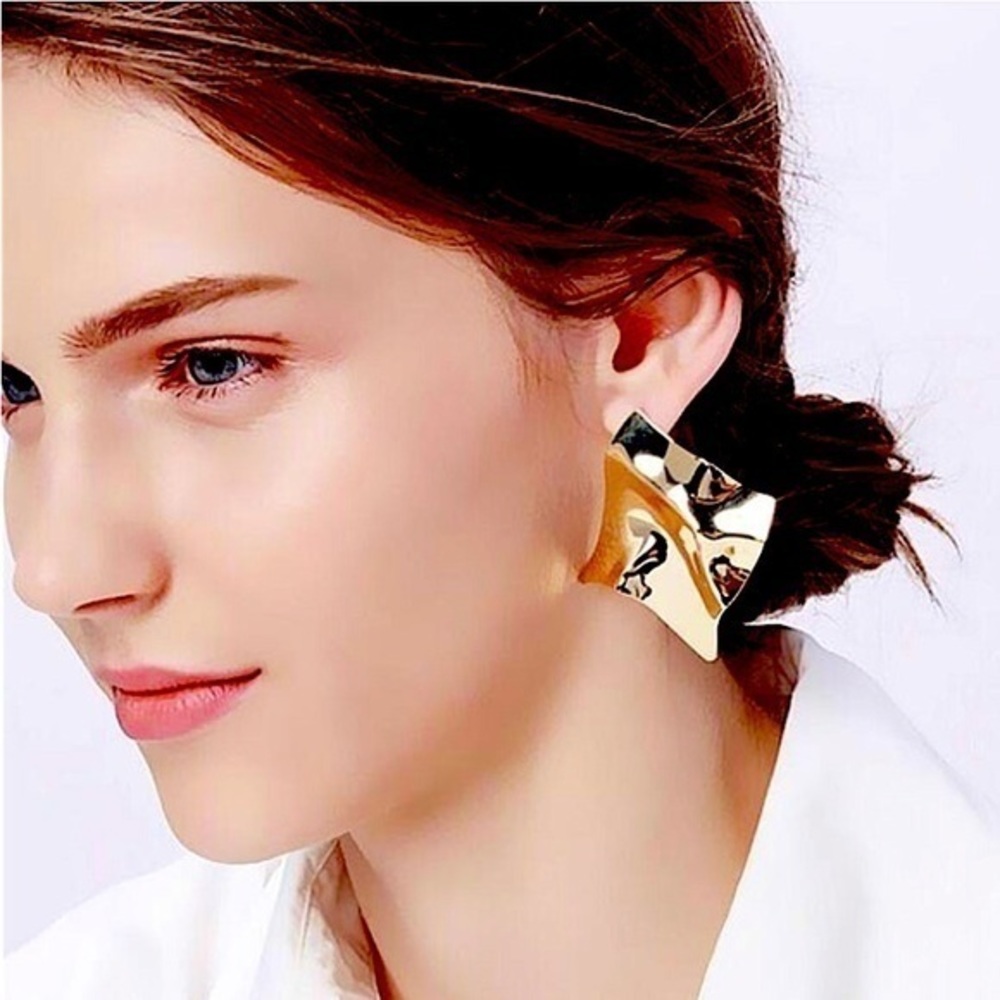 NWT Modern gold stud earrings